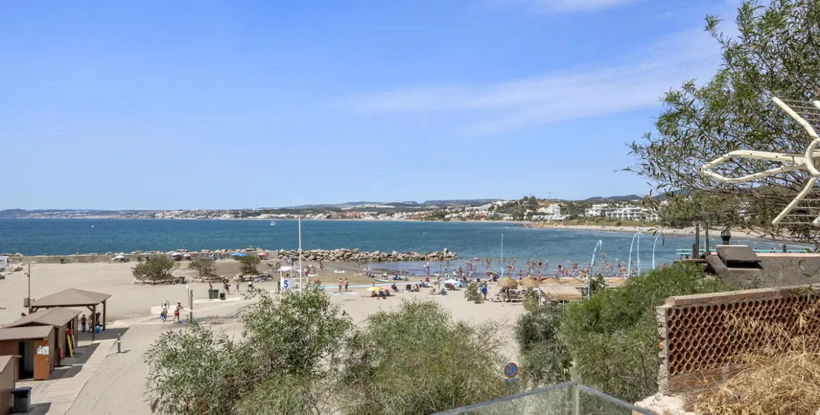 Sale of middle floor apartment in Estepona 37