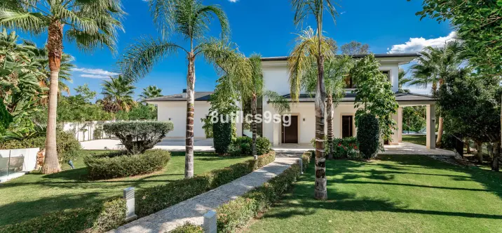 Sale of detached villa in Nueva Andalucía 0