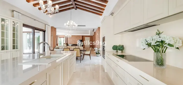 Sale of detached villa in Nueva Andalucía 4