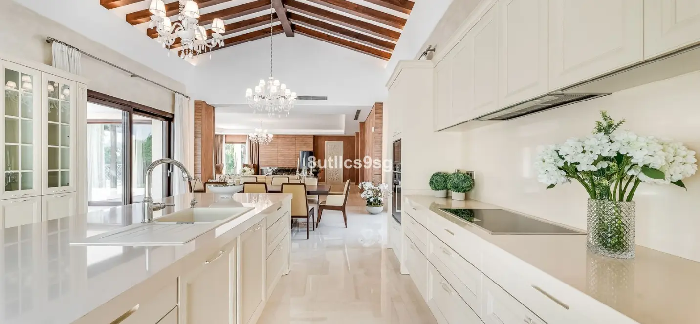 Venta de villa independiente en Nueva Andalucía 4