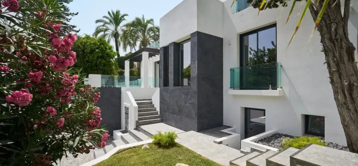 Sale of detached villa in Sierra Blanca 0