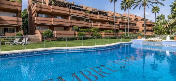 Долгосрочная аренда двухуровневого пентхауса в Puerto Banús 0