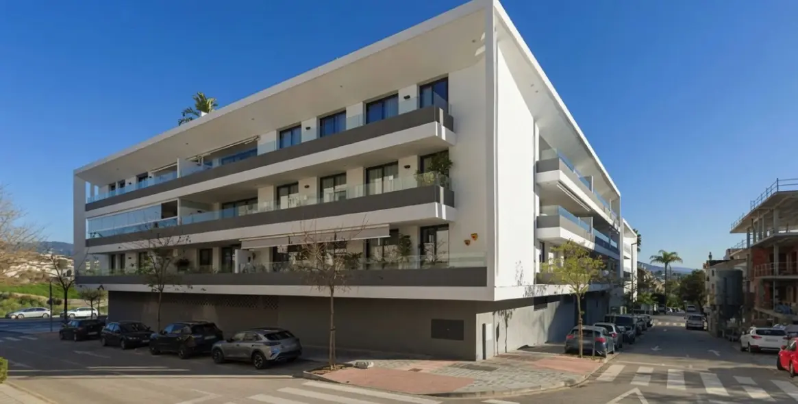 Venta de apartamento en planta media en San Pedro de Alcántara 1