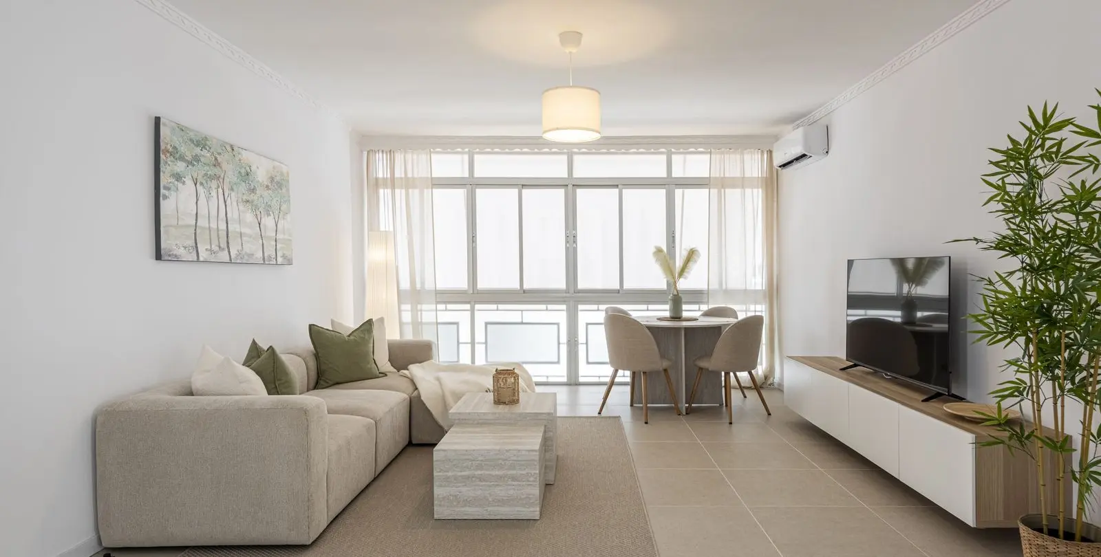 Sale of middle floor apartment in Estepona 1