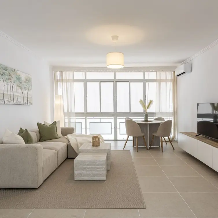 Sale of middle floor apartment in Estepona