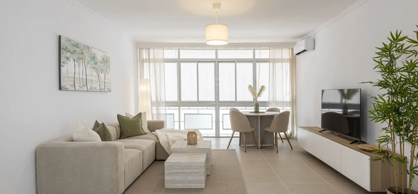 Sale of middle floor apartment in Estepona 0
