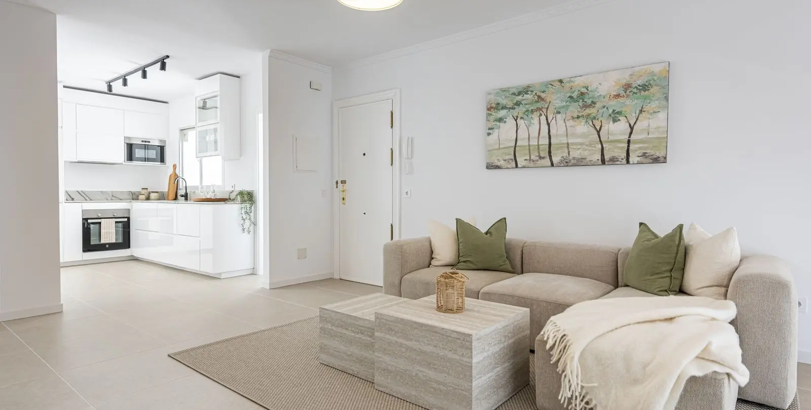 Sale of middle floor apartment in Estepona 2