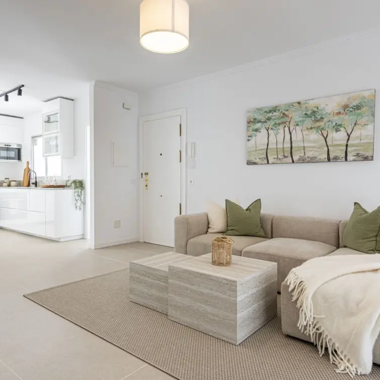 Sale of middle floor apartment in Estepona