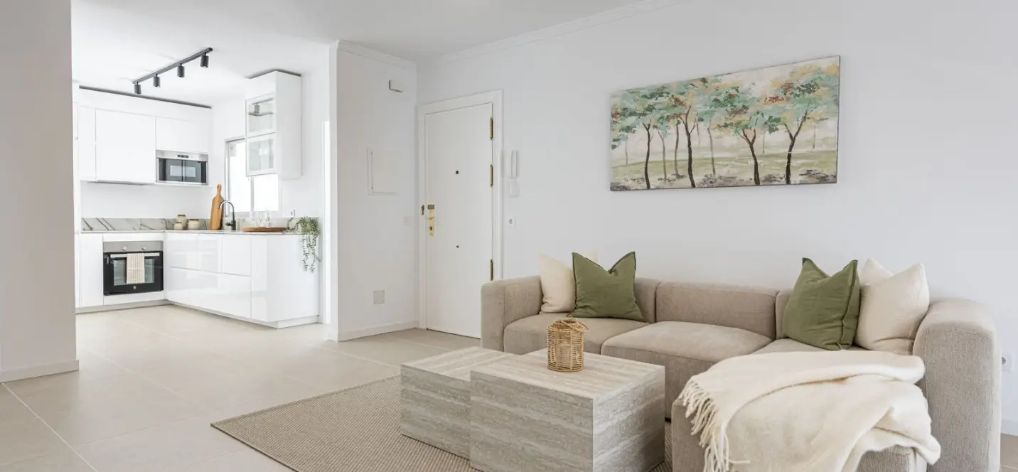 Sale of middle floor apartment in Estepona 1