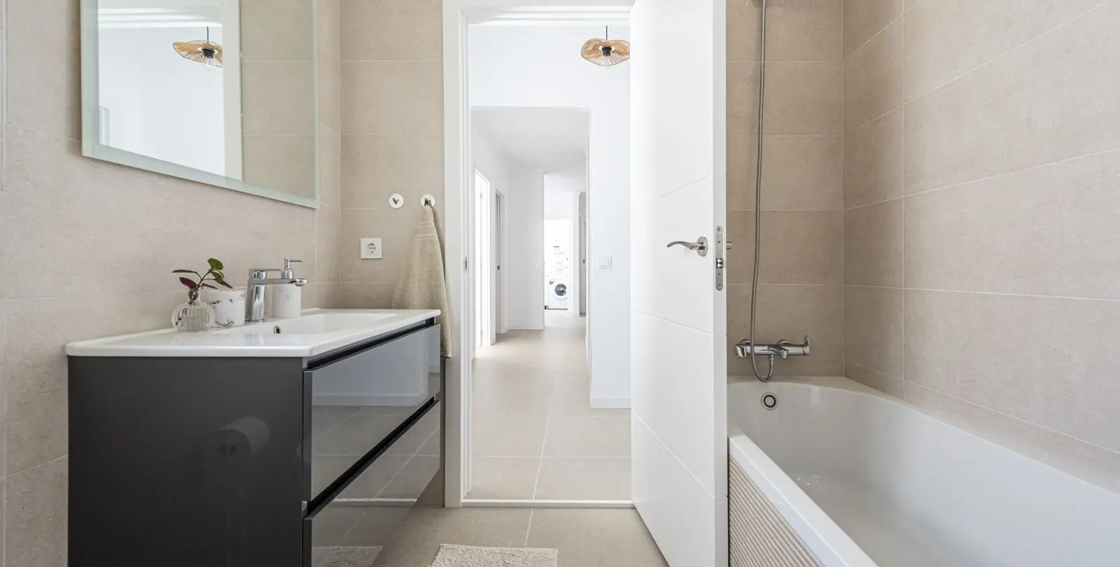 Sale of middle floor apartment in Estepona 12