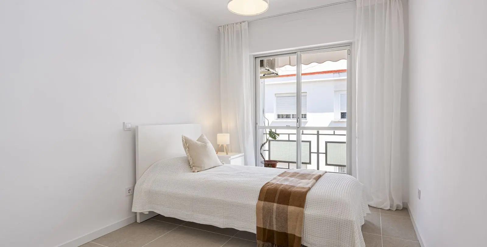 Sale of middle floor apartment in Estepona 14