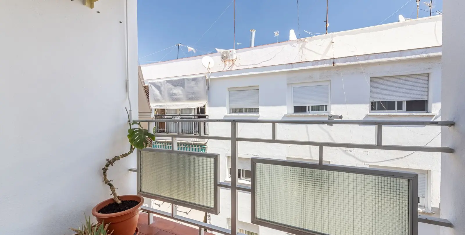Sale of middle floor apartment in Estepona 16