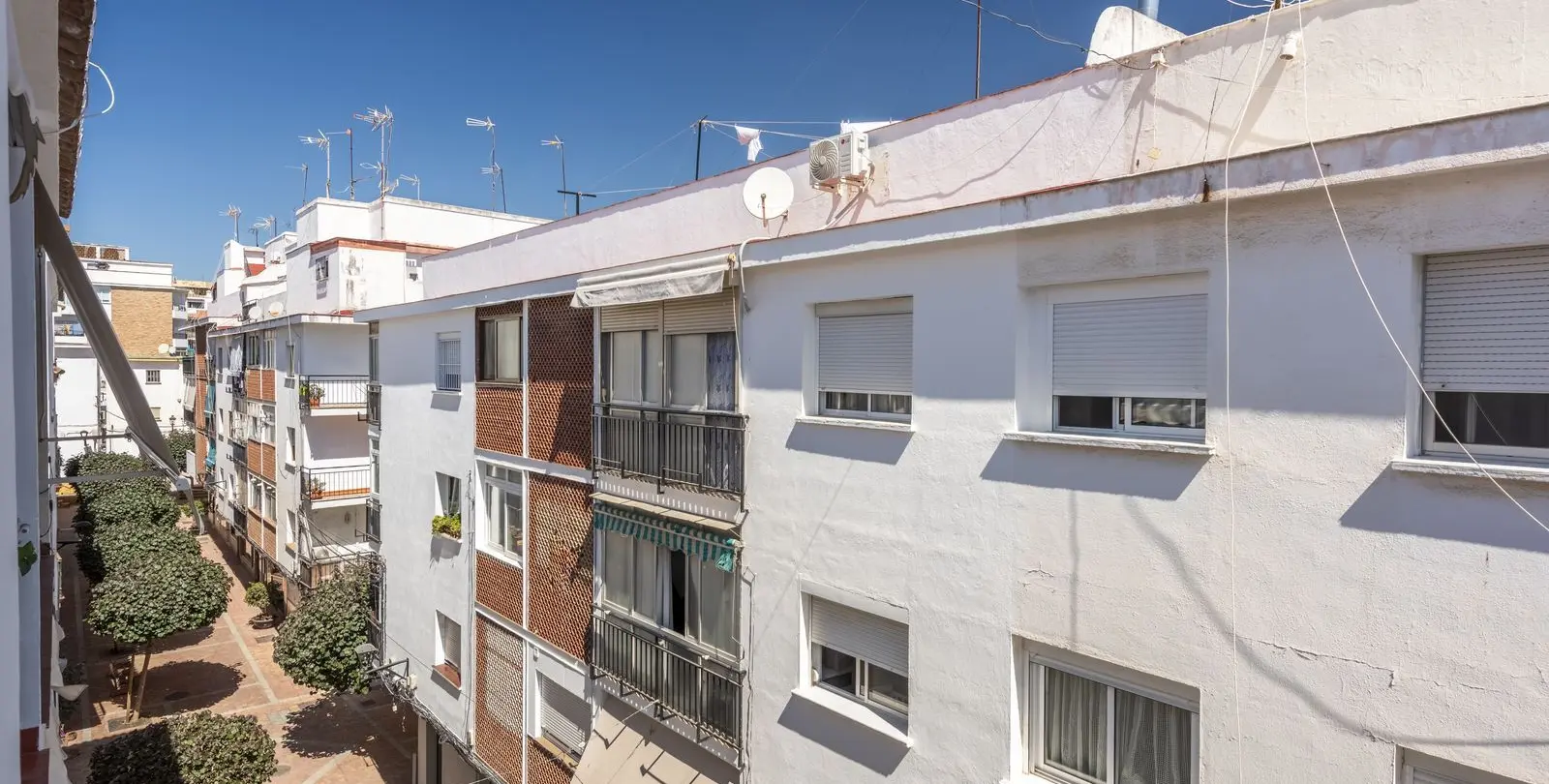 Sale of middle floor apartment in Estepona 20