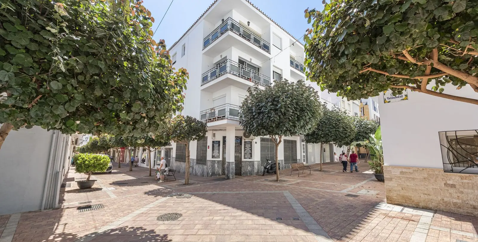 Sale of middle floor apartment in Estepona 21
