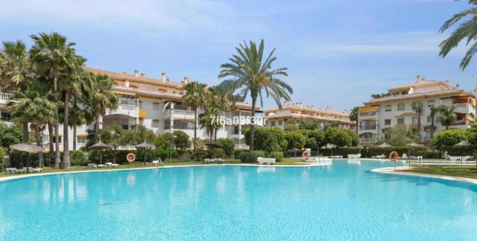 Sale of middle floor apartment in Puerto Banús 1
