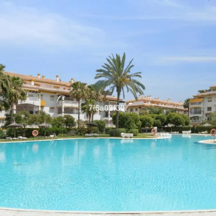 Sale of middle floor apartment in Puerto Banús