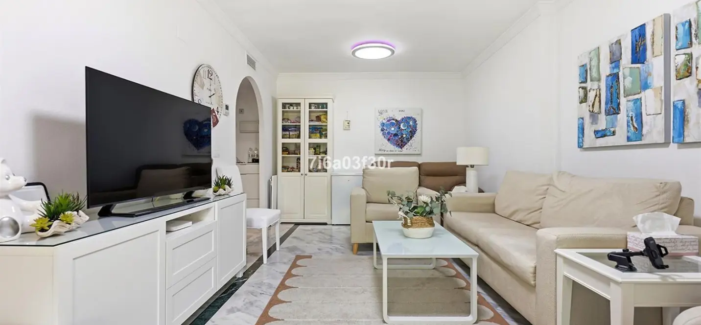 Sale of middle floor apartment in Puerto Banús 1