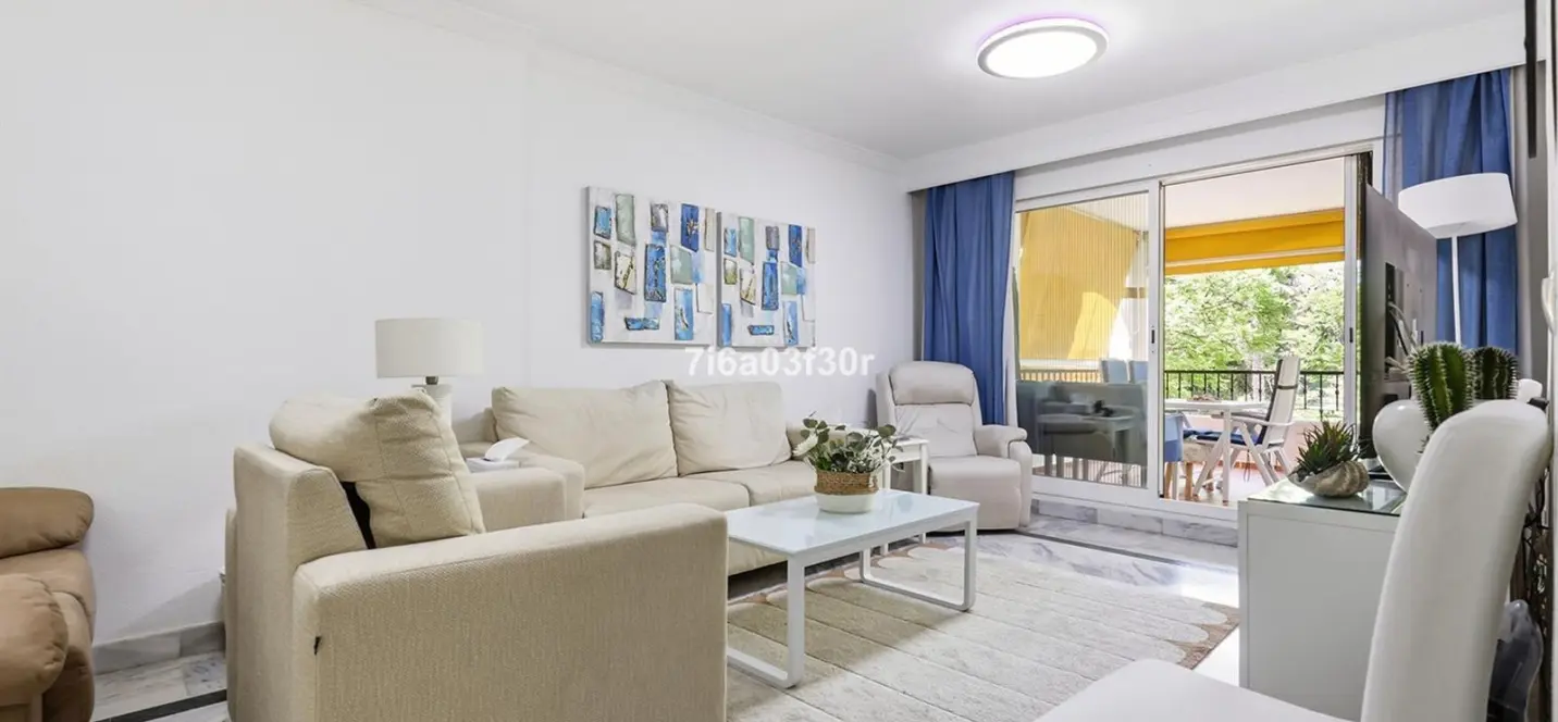 Sale of middle floor apartment in Puerto Banús 2