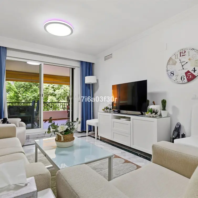 Sale of middle floor apartment in Puerto Banús