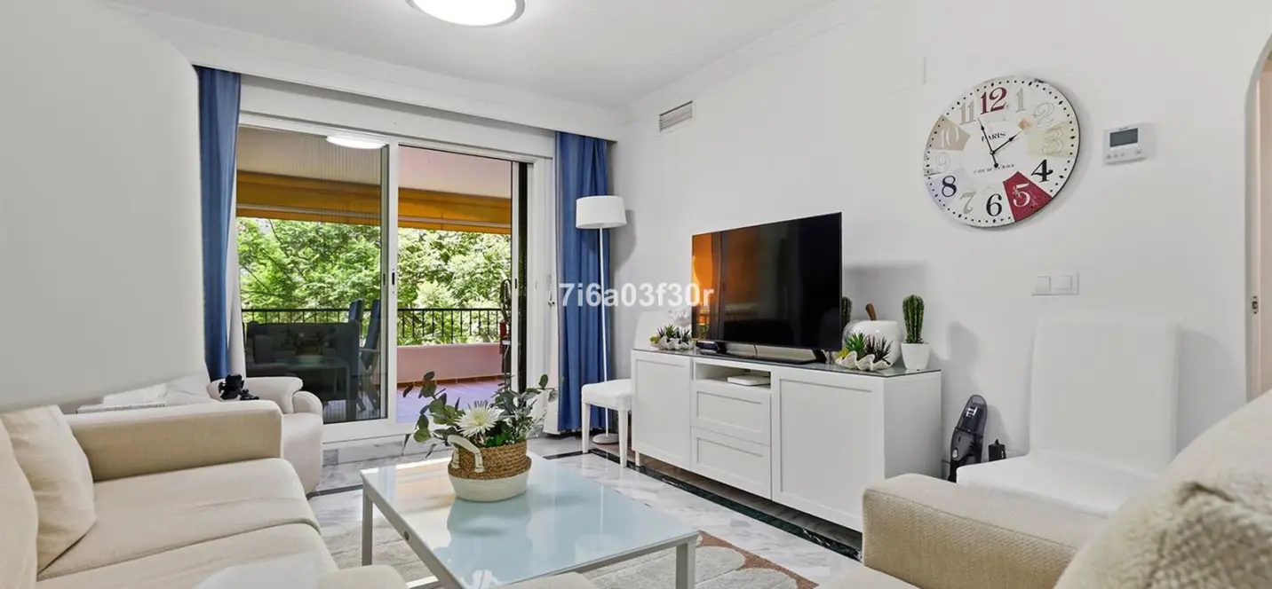 Sale of middle floor apartment in Puerto Banús 3