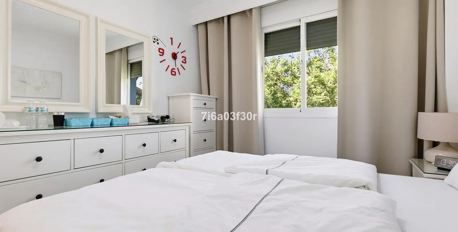 Sale of middle floor apartment in Puerto Banús 6
