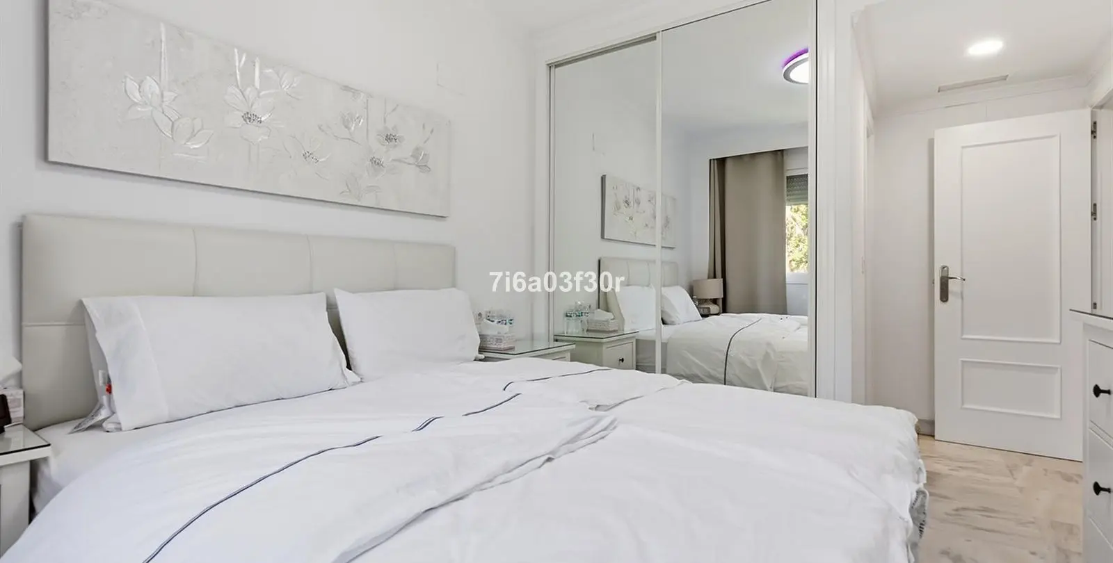 Sale of middle floor apartment in Puerto Banús 7