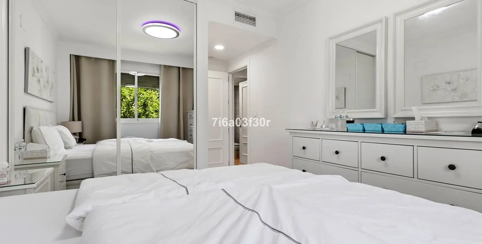 Sale of middle floor apartment in Puerto Banús 8