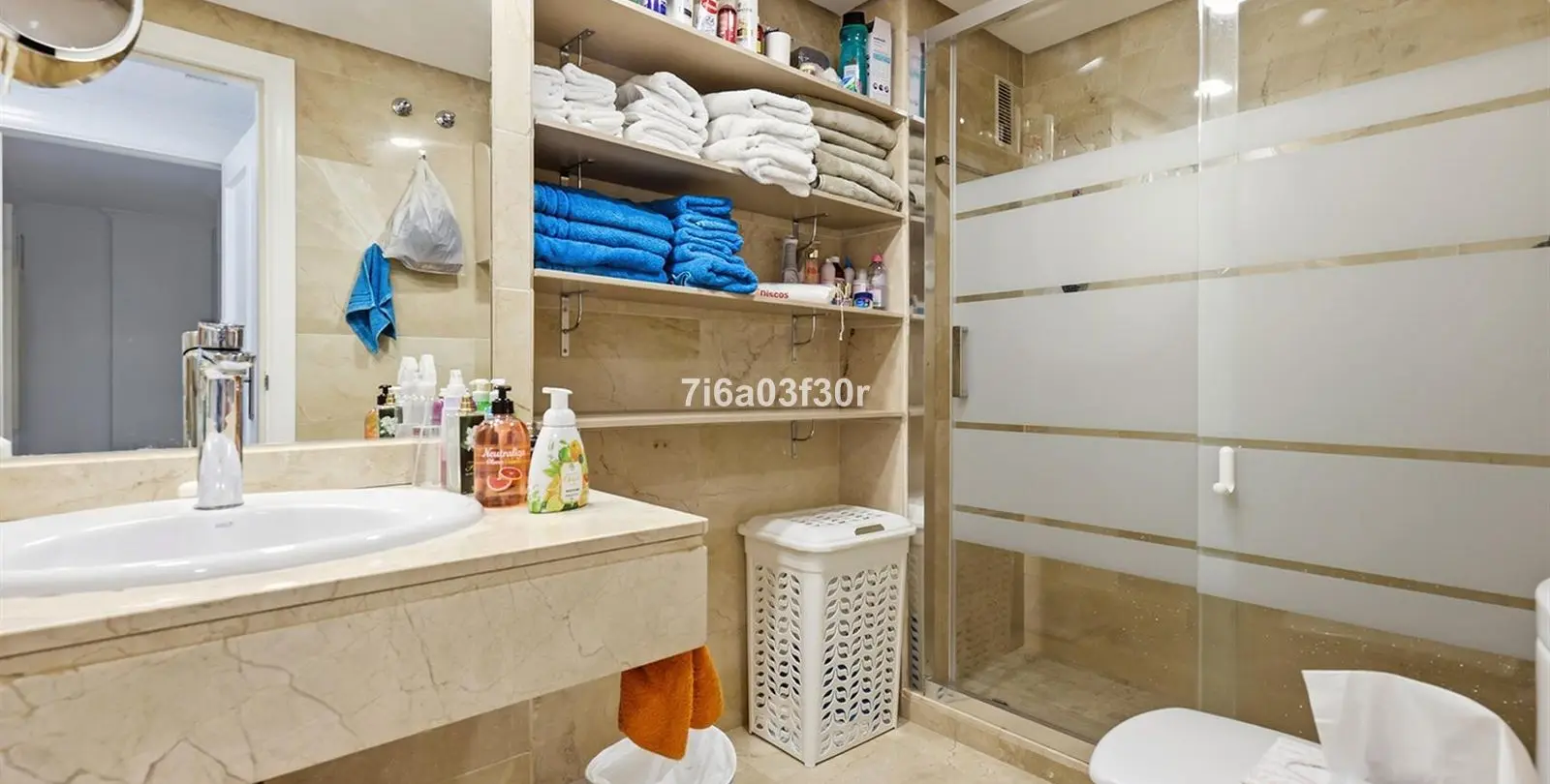 Sale of middle floor apartment in Puerto Banús 9
