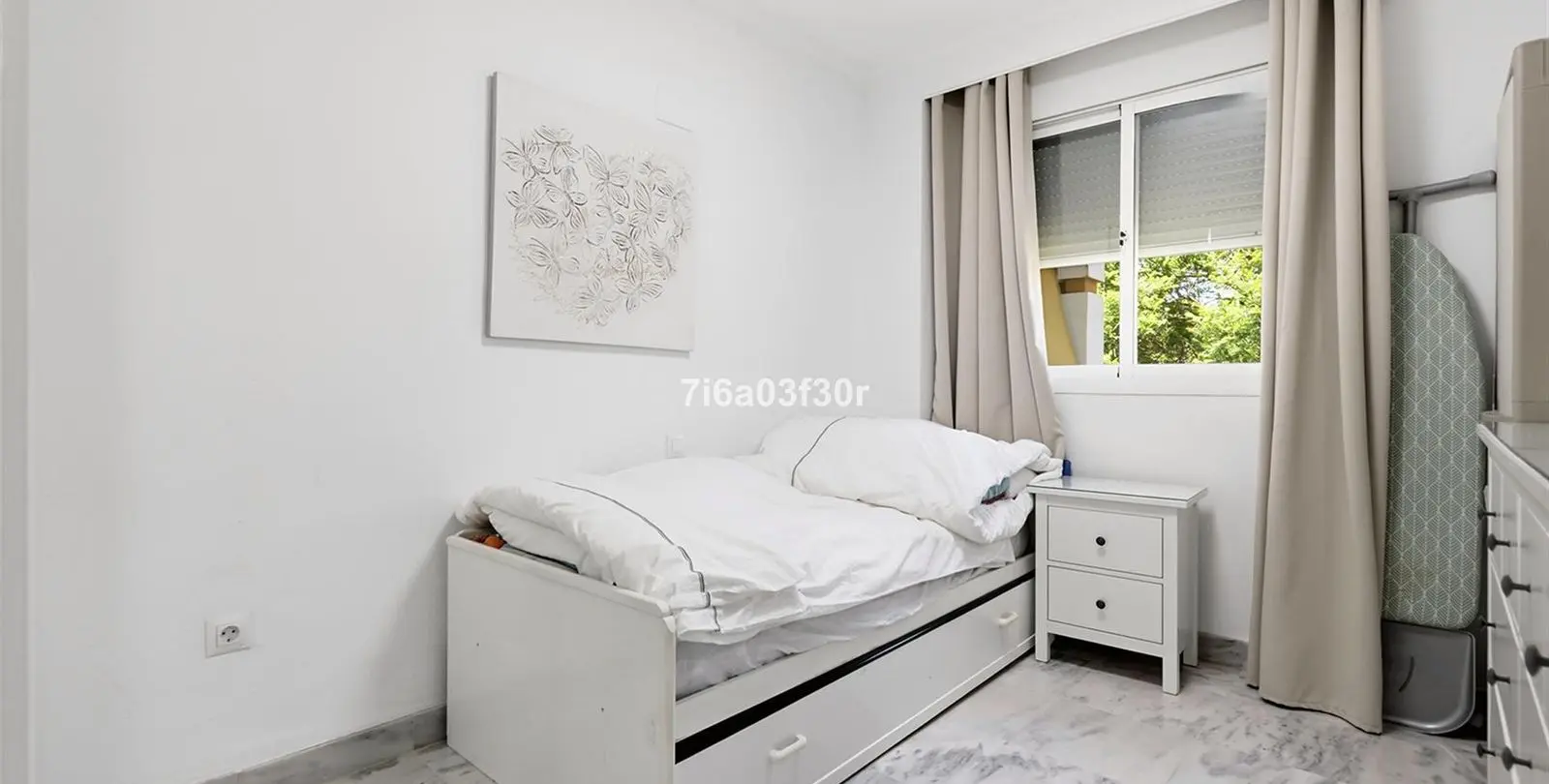 Sale of middle floor apartment in Puerto Banús 12