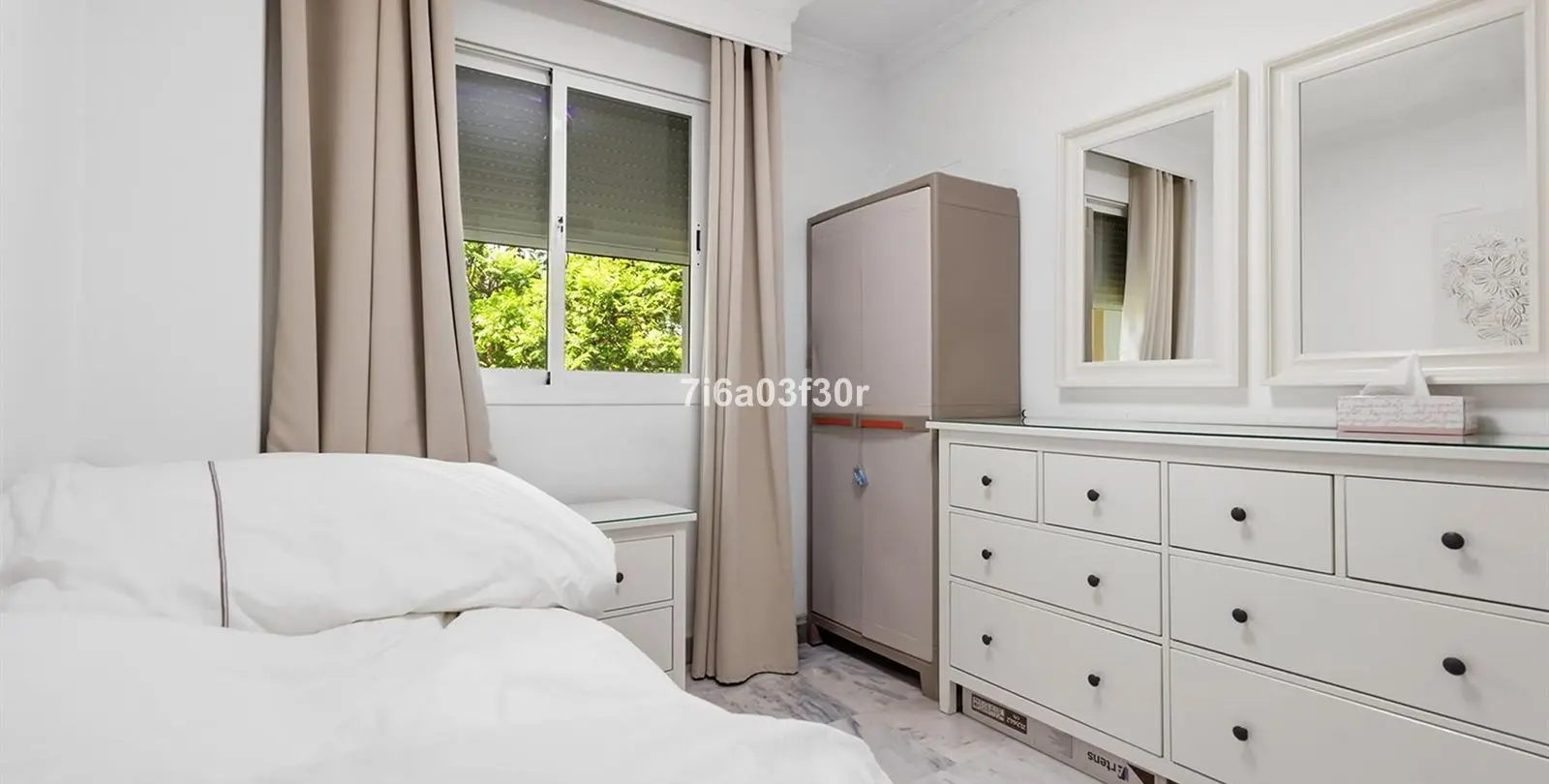 Sale of middle floor apartment in Puerto Banús 13