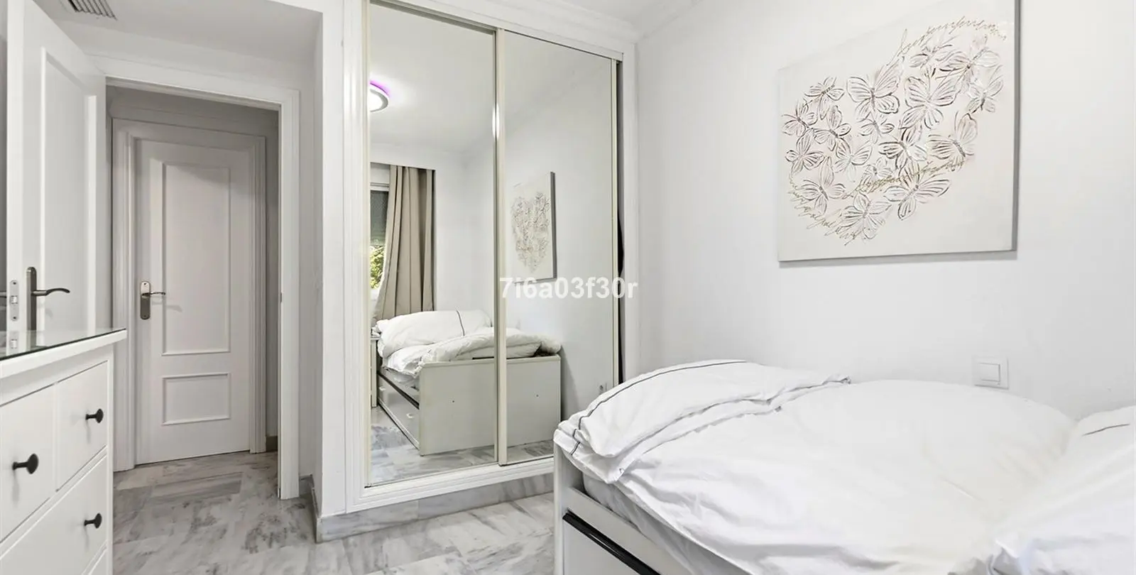 Sale of middle floor apartment in Puerto Banús 14