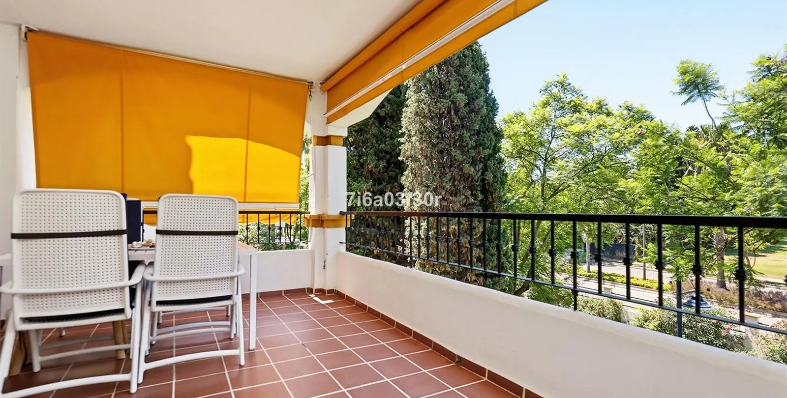 Sale of middle floor apartment in Puerto Banús 25