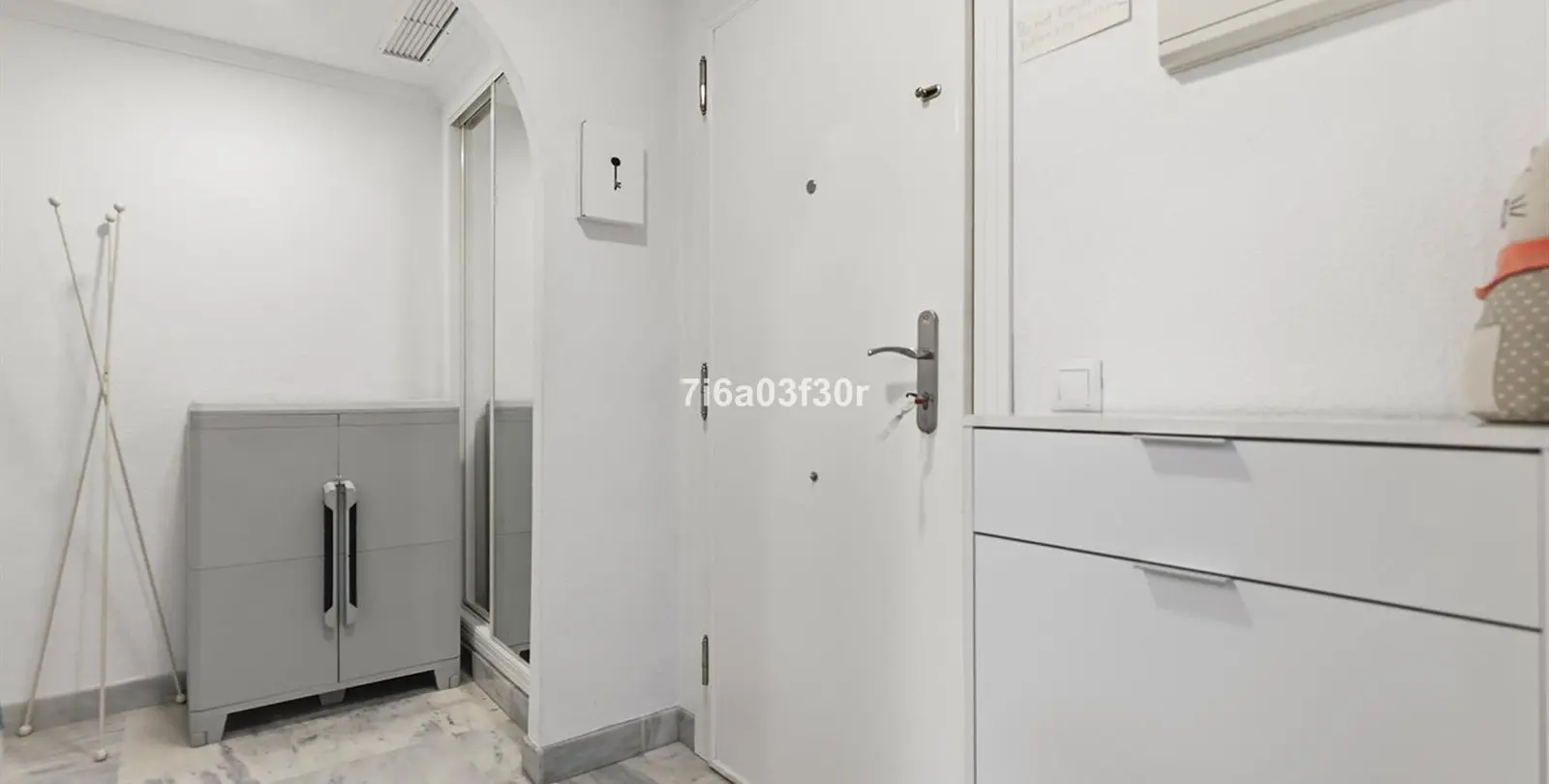 Sale of middle floor apartment in Puerto Banús 26