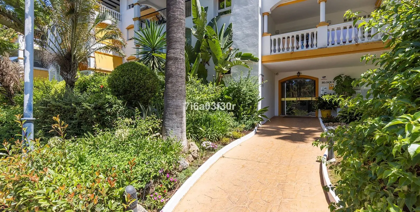 Sale of middle floor apartment in Puerto Banús 28