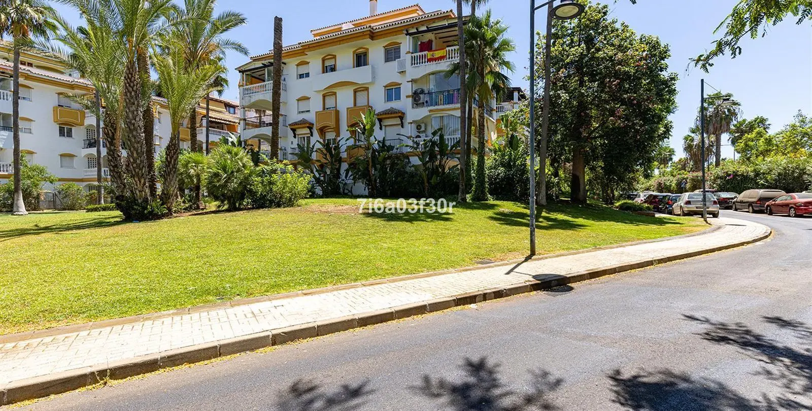 Sale of middle floor apartment in Puerto Banús 29