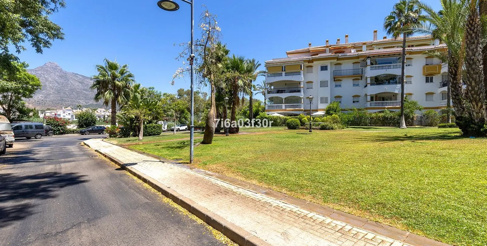 Sale of middle floor apartment in Puerto Banús 30