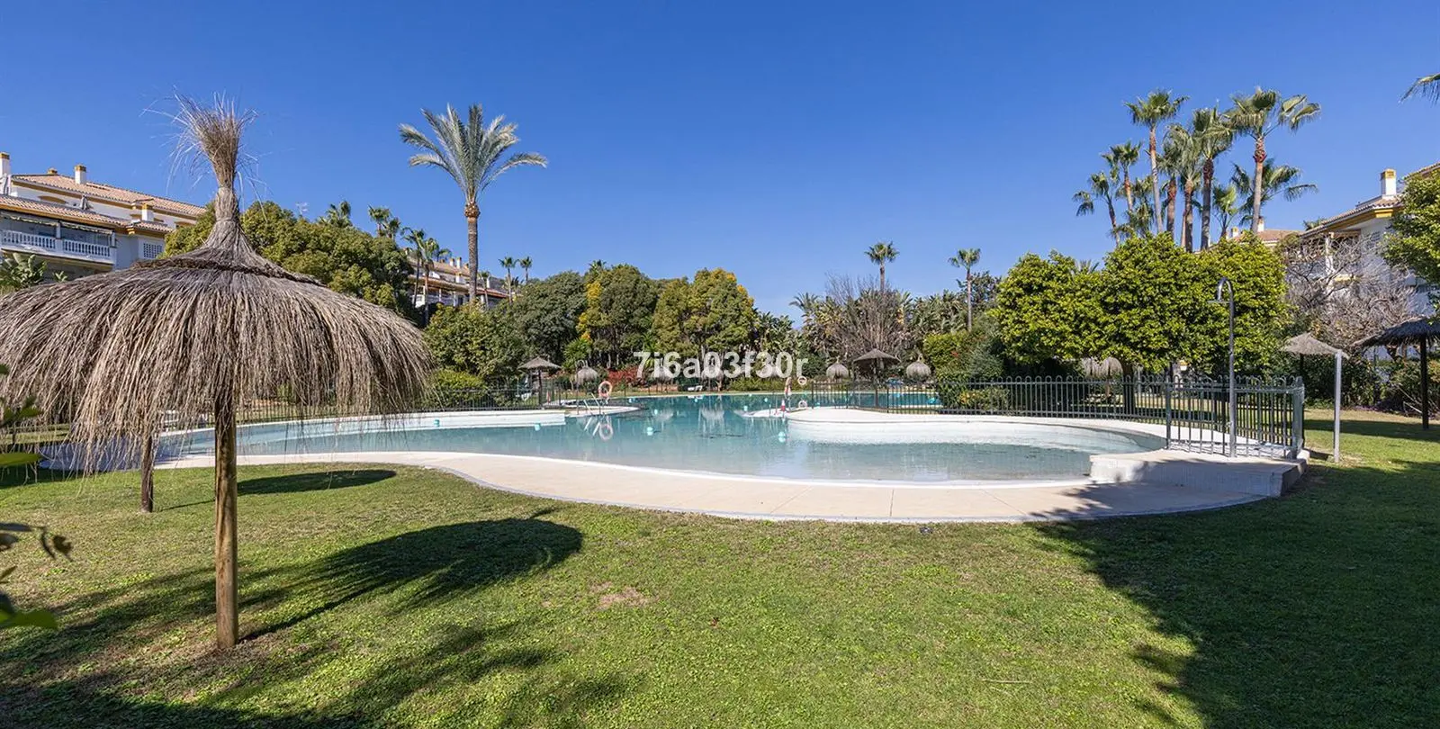 Sale of middle floor apartment in Puerto Banús 31