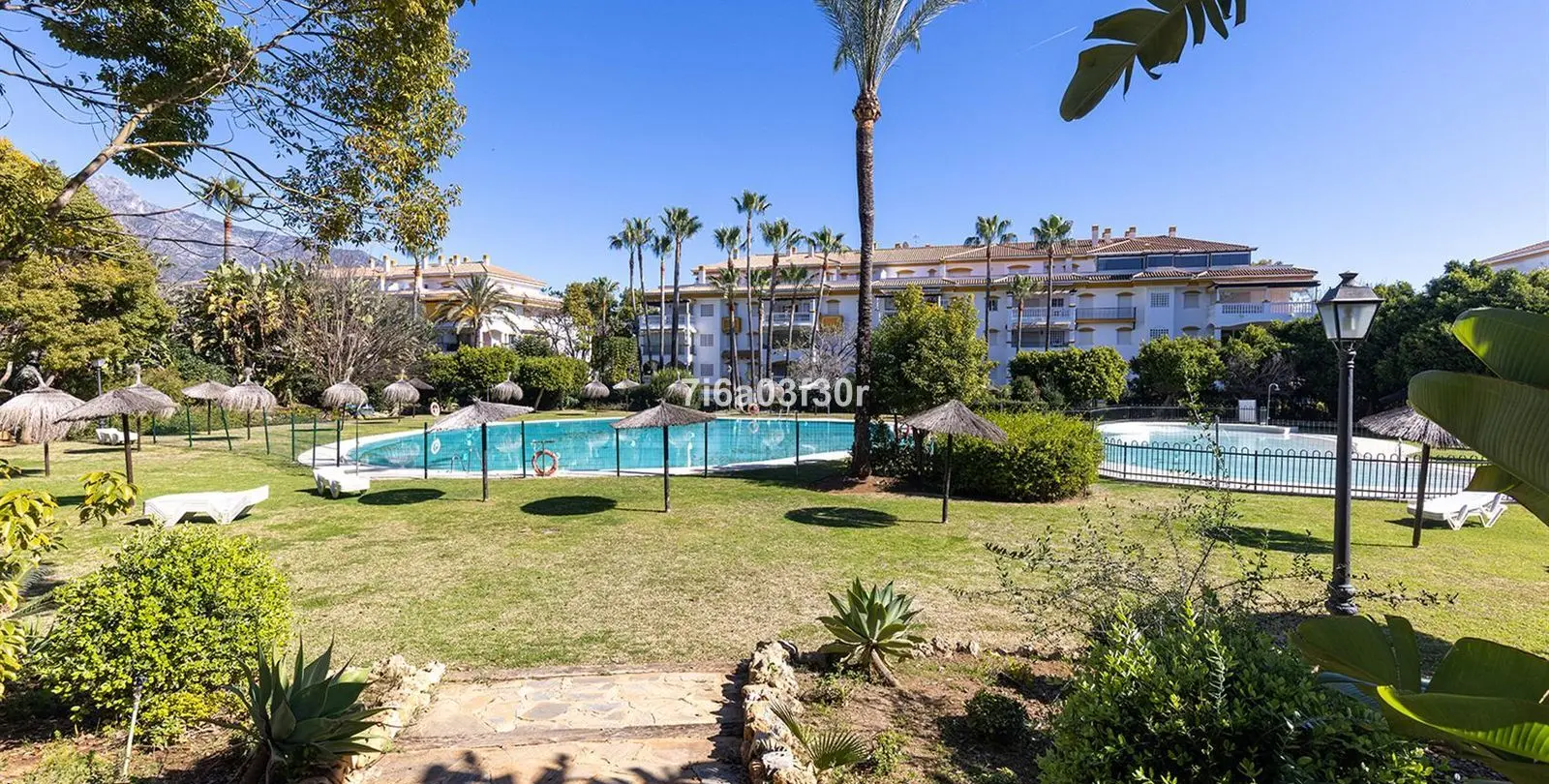 Sale of middle floor apartment in Puerto Banús 32