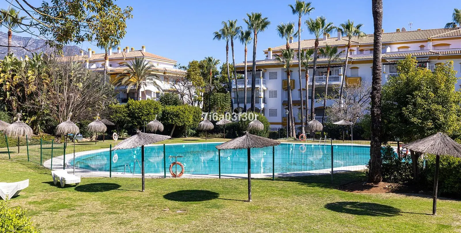 Sale of middle floor apartment in Puerto Banús 33