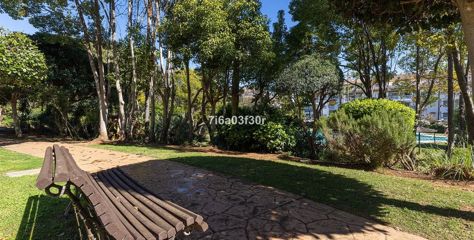 Sale of middle floor apartment in Puerto Banús 34