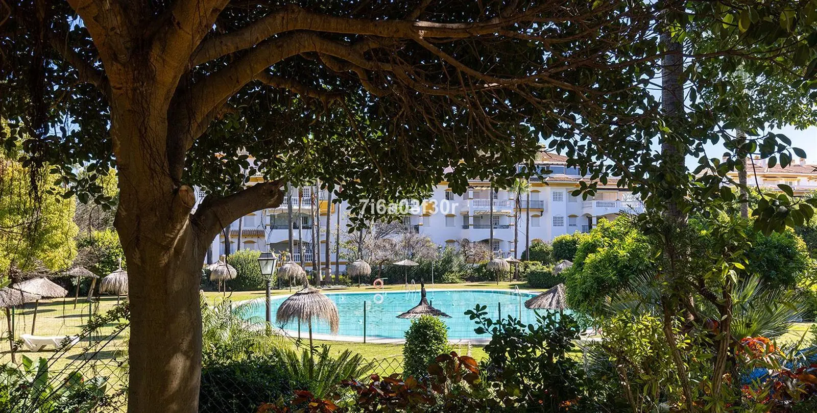 Sale of middle floor apartment in Puerto Banús 35