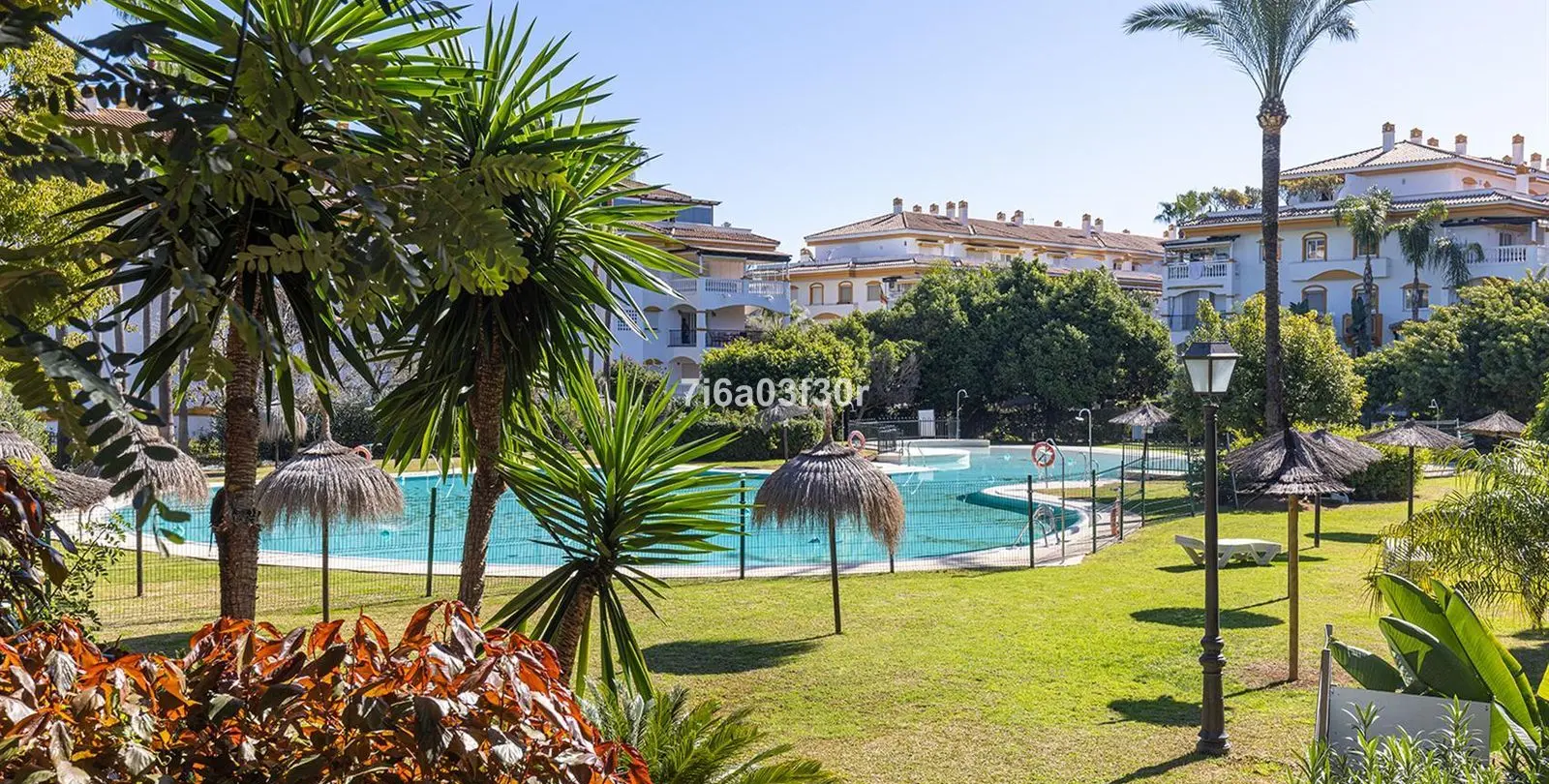 Sale of middle floor apartment in Puerto Banús 36