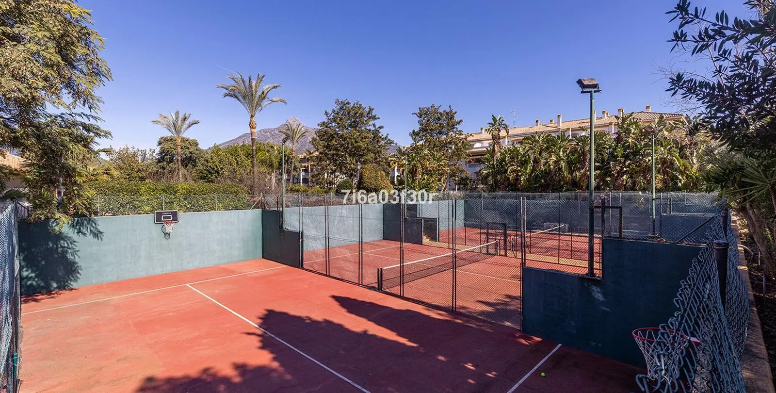 Sale of middle floor apartment in Puerto Banús 37