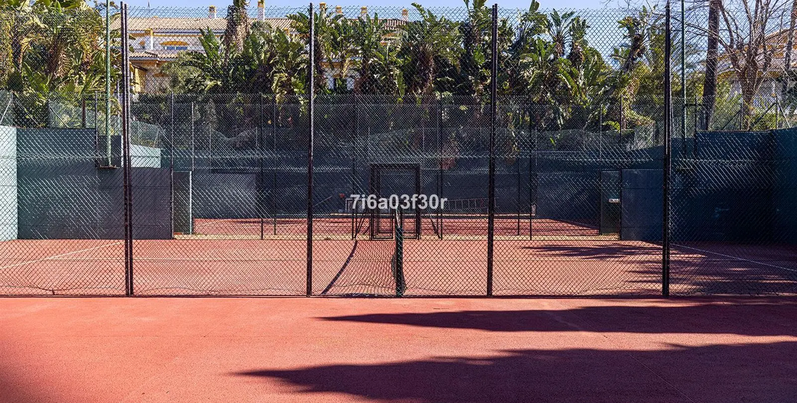 Sale of middle floor apartment in Puerto Banús 38