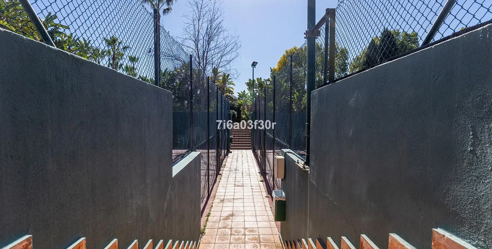 Sale of middle floor apartment in Puerto Banús 39