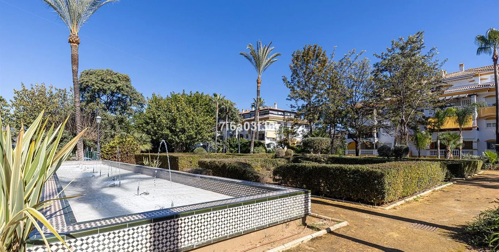Sale of middle floor apartment in Puerto Banús 40