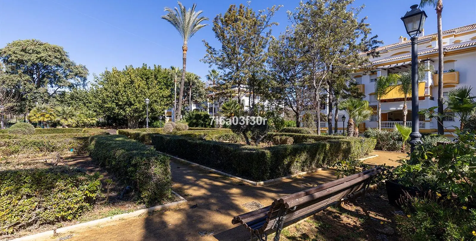 Sale of middle floor apartment in Puerto Banús 41