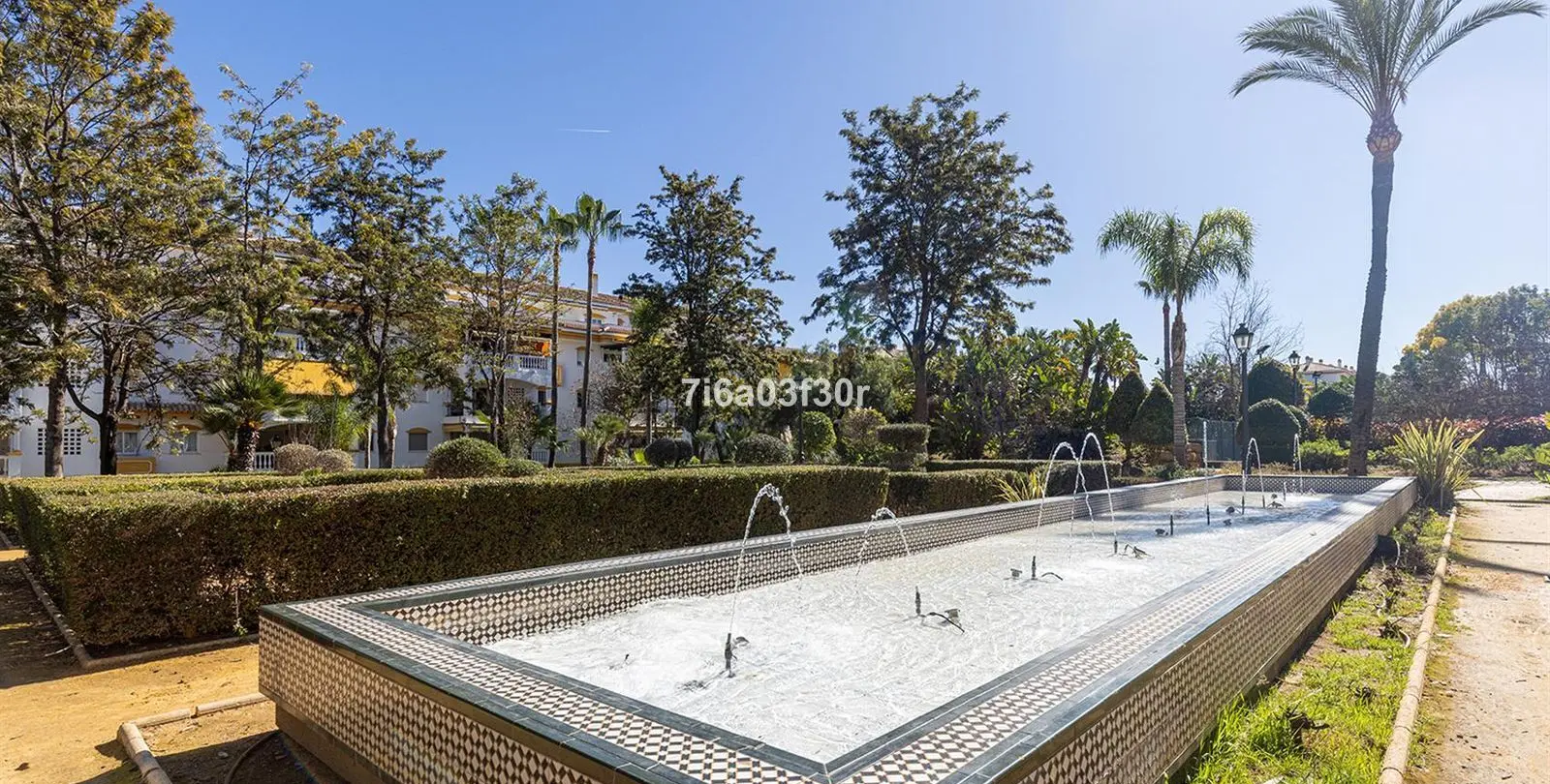 Sale of middle floor apartment in Puerto Banús 42