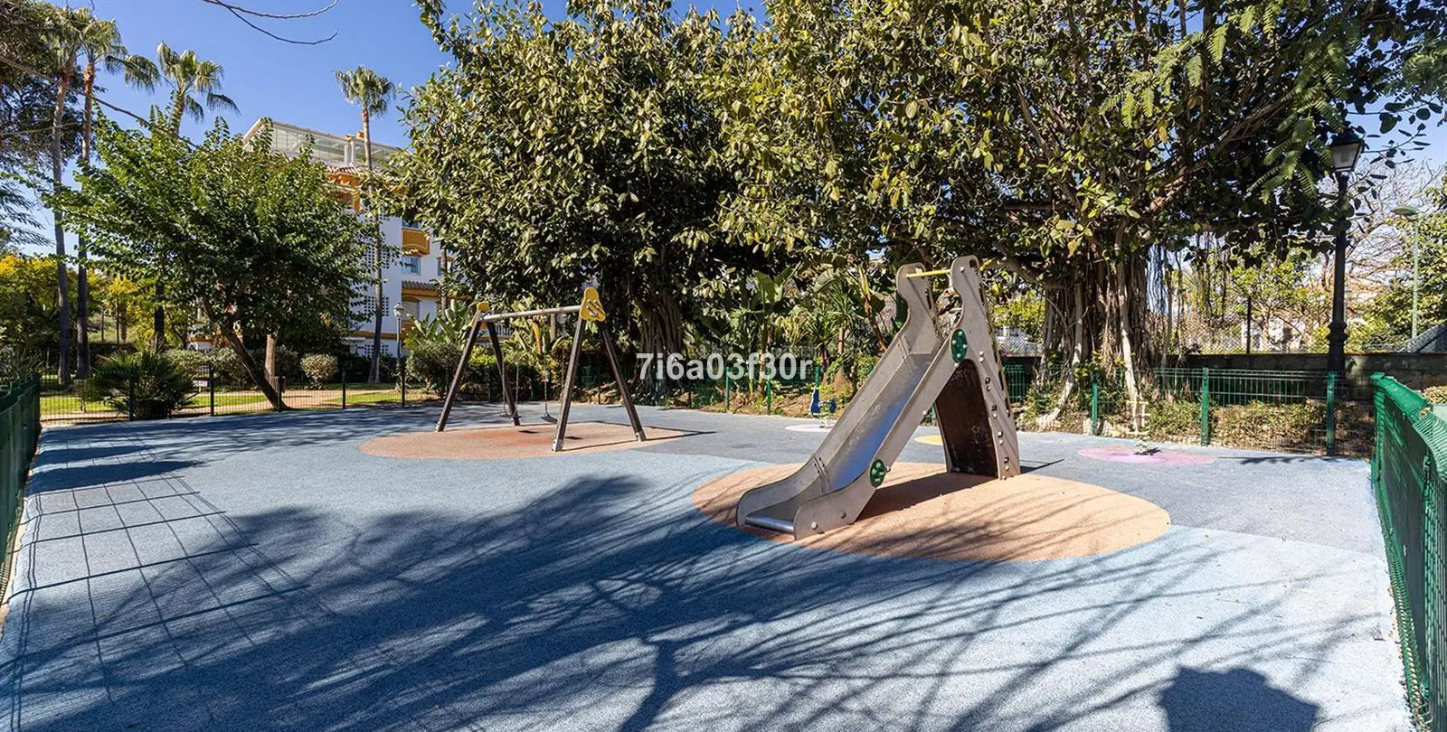 Sale of middle floor apartment in Puerto Banús 43