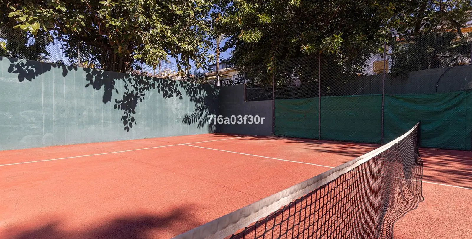 Sale of middle floor apartment in Puerto Banús 44